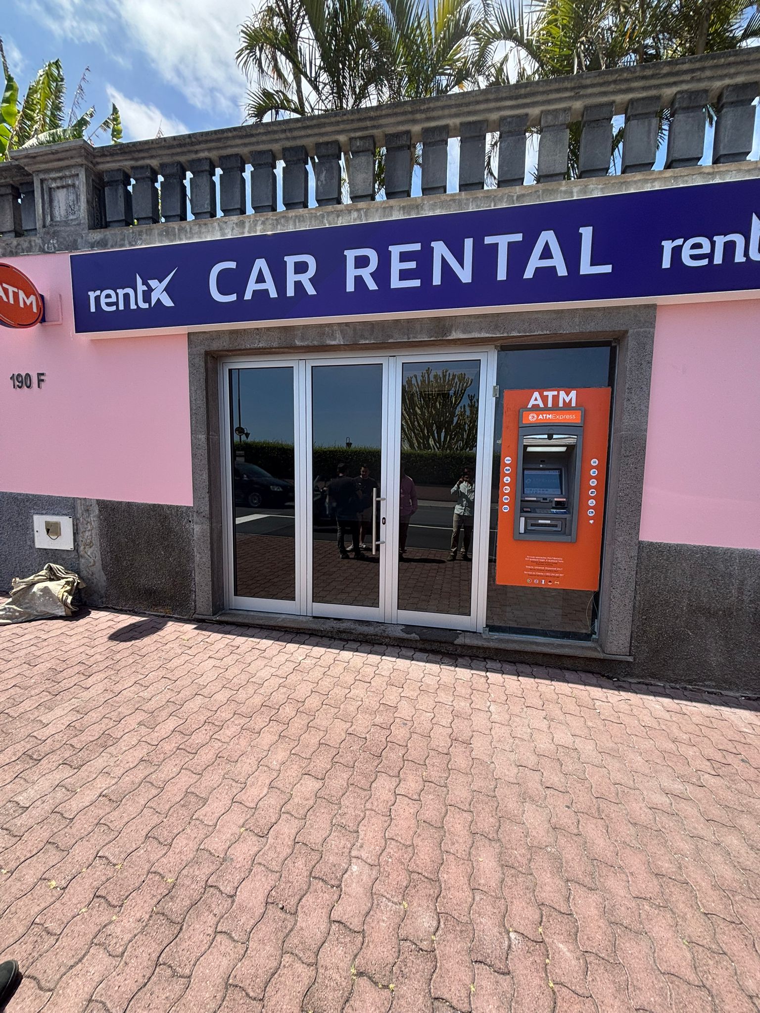 RentX abre una nueva oficina en el centro de Funchal para la recogida de coches de alquiler.